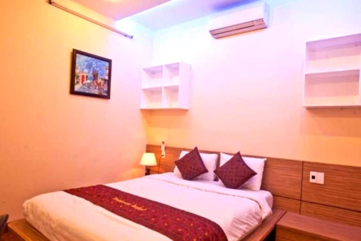 Room | In-room safe, desk, free WiFi