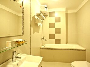 Ducha y bañera combinadas, secador de pelo y toallas