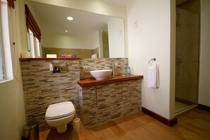 Tab mandi dan pancuran berasingan, kelengkapan dandanan diri percuma