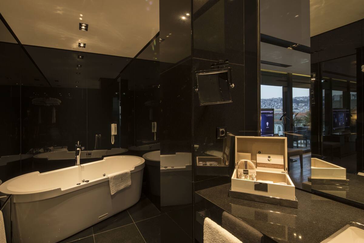 executive suite, 1 king bed with sofa bed, terrace | bathroom | hydromassage showerhead, free toiletries, hair dryer, bathrobes