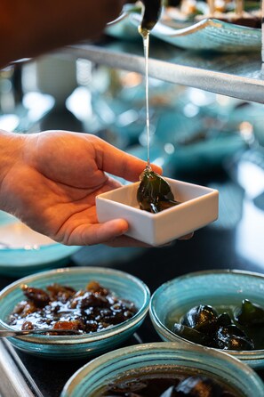 Desayuno buffet diario (EUR 18 por persona)