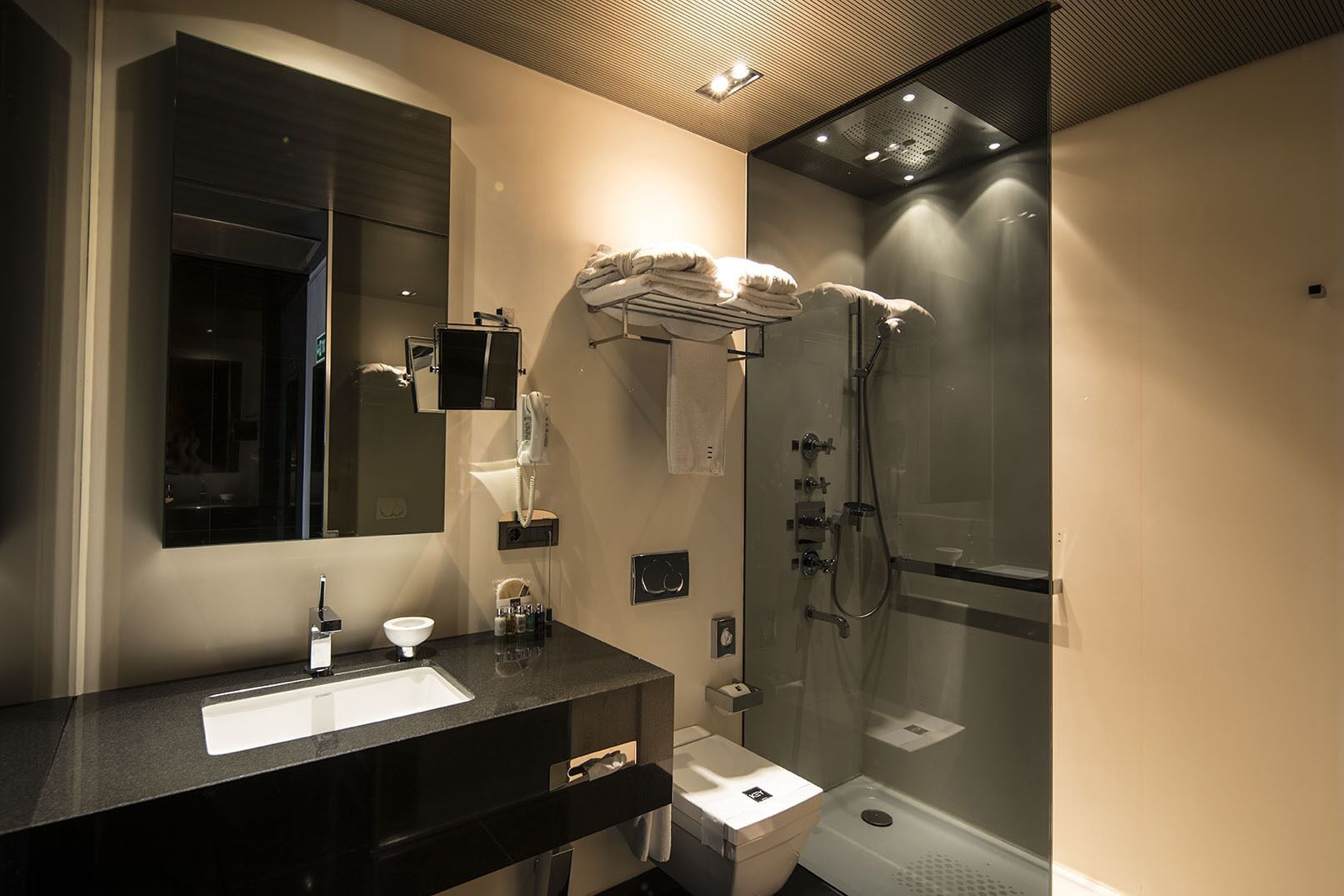 family suite, 2 bedrooms, sea view | bathroom | hydromassage showerhead, free toiletries, hair dryer, bathrobes