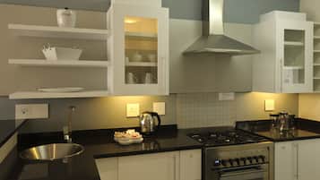 Full-size fridge, microwave, oven, stovetop