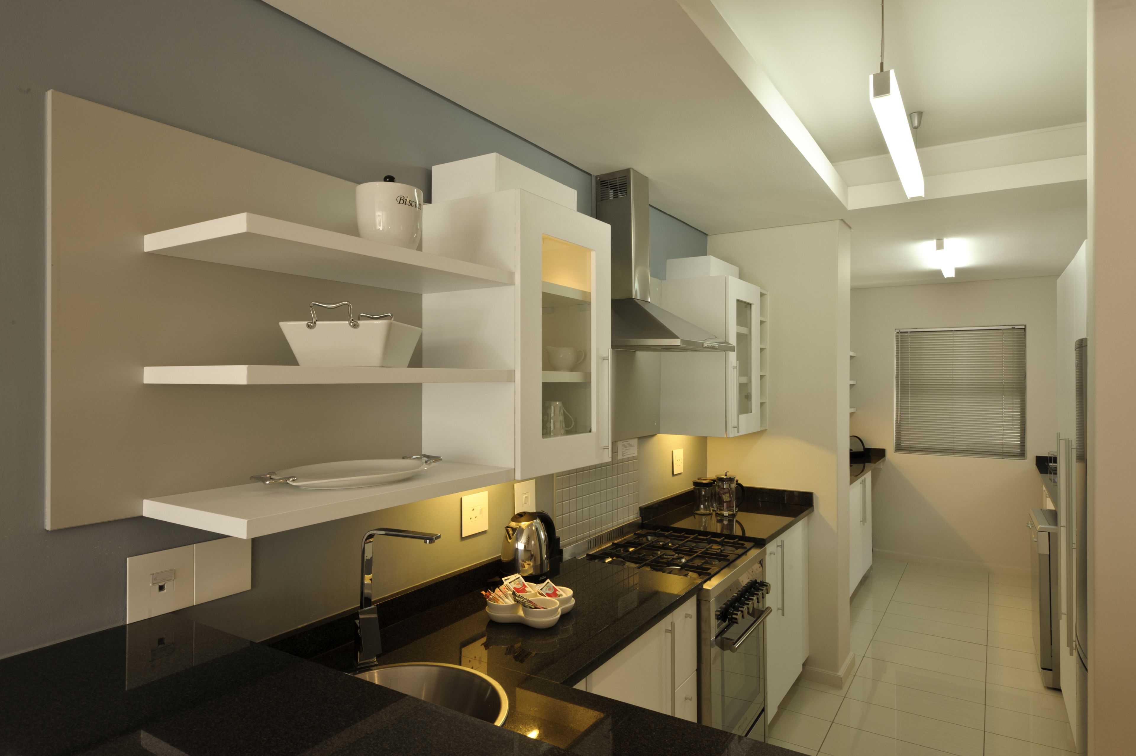 Full-size fridge, microwave, oven, stovetop