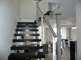 Three Bedroom Luxury Apartment  | 客厅 | 43-英寸液晶电视 （配备卫星频道）、电视