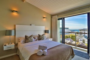 Two Bedrooms Apartment | Una cassaforte in camera, una scrivania, tende oscuranti
