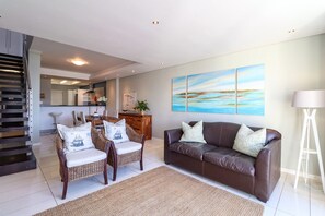 Two Bedrooms Apartment | Area keluarga | Televisi LCD 43-inci dengan saluran TV satelit dan TV