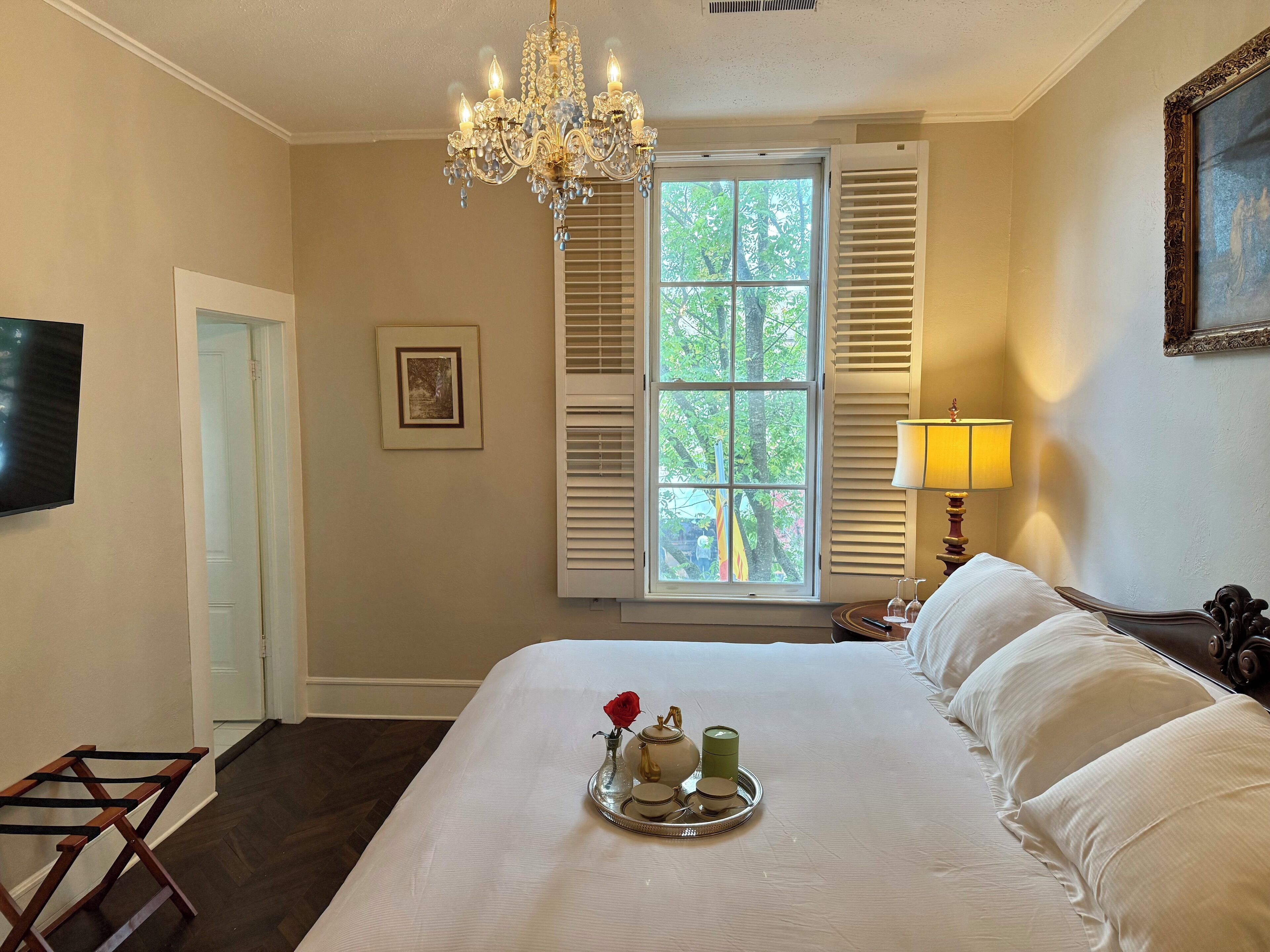 Deluxe Room, 1 King Bed | Iron/ironing board, free WiFi, bed sheets