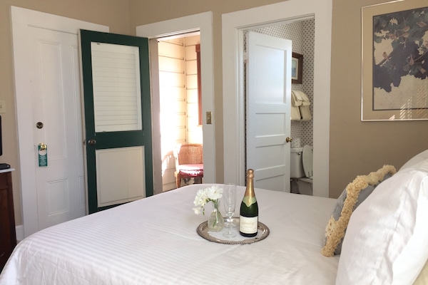 Quarto, 1 cama Queen (Garden View) | Ferros/tábuas de passar roupa, Wi-Fi de cortesia, roupa de cama