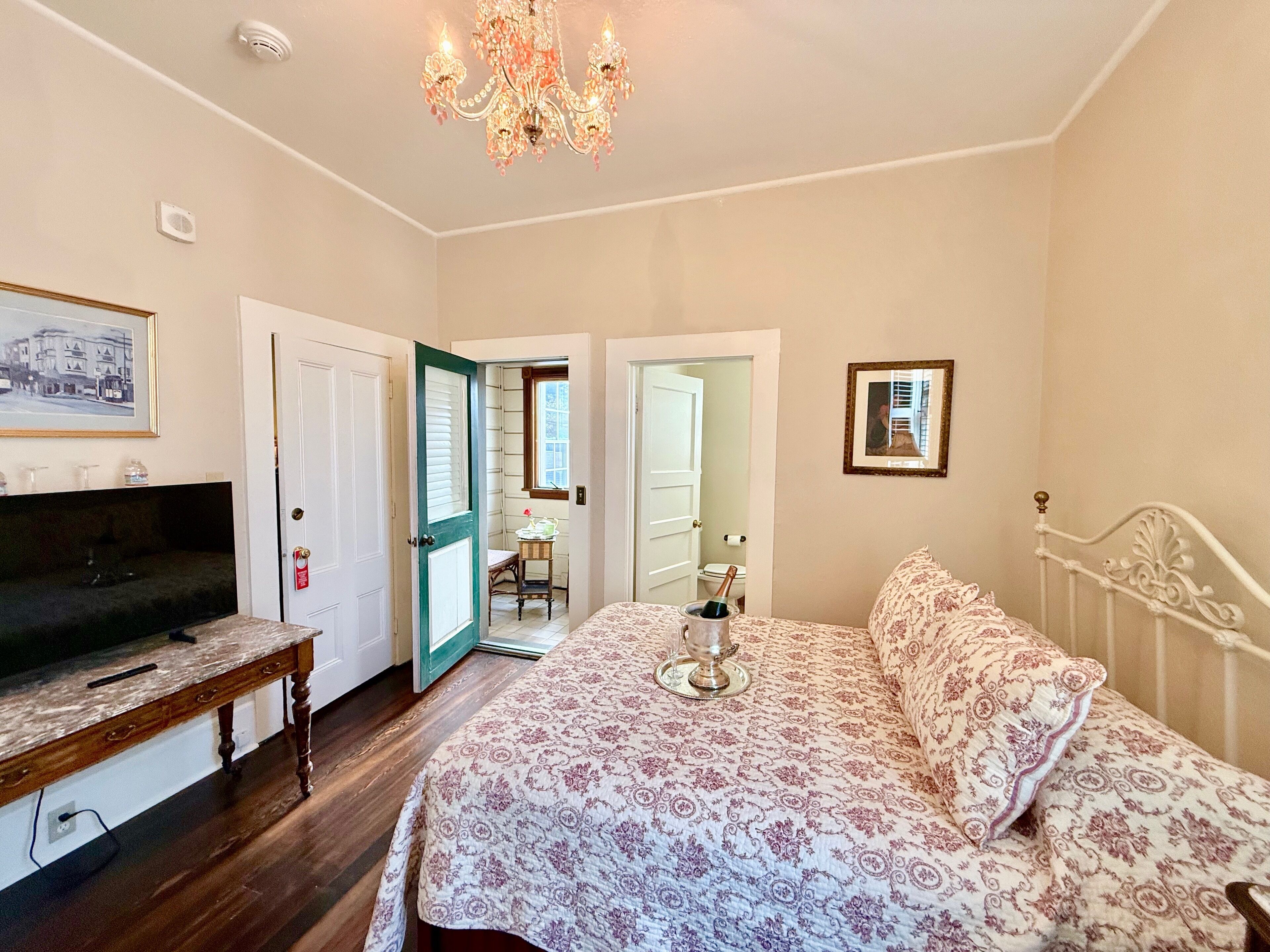 Rom – deluxe, 1 queensize-seng | Strykejern/-brett, wi-fi (inkludert) og sengetøy