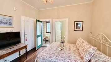 Tabla de planchar con plancha, wifi gratis y ropa de cama