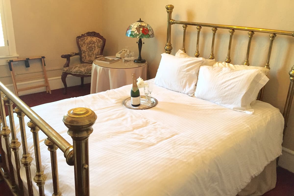Deluxe kamer, 1 queensize bed | Een strijkplank/strijkijzer, gratis wifi, beddengoed