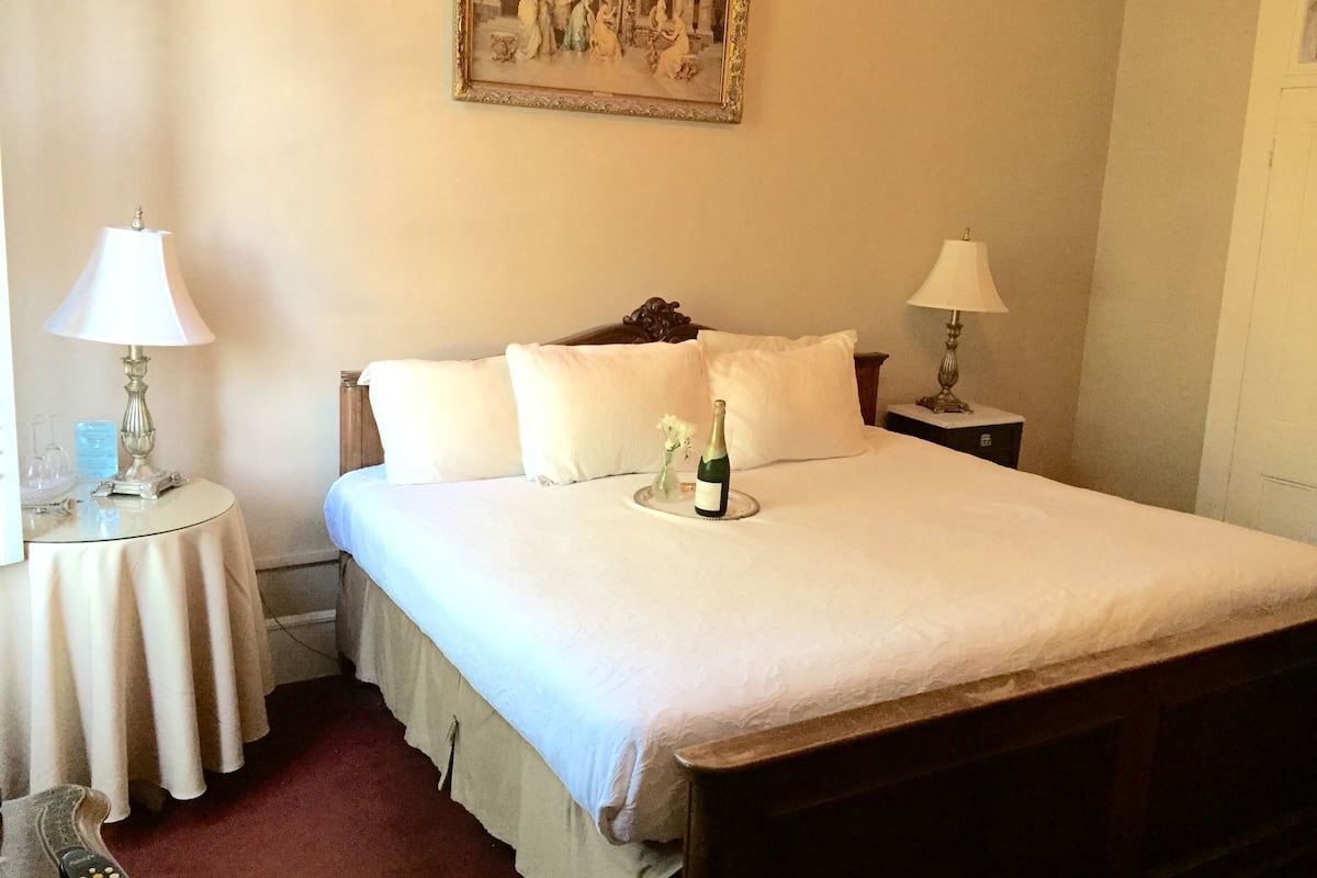 Deluxe kamer, 1 kingsize bed | Een strijkplank/strijkijzer, gratis wifi, beddengoed