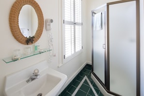 Quarto, 1 cama Queen (Garden View) | Banheiro | Produtos de toalete grátis, toalhas de banho