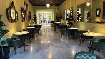 Bar (in der Unterkunft)