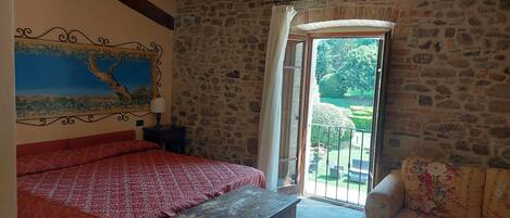 1 Schlafzimmer, hochwertige Bettwaren, individuell dekoriert
