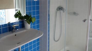 Badkar, gratis toalettartiklar, hÄrtork och badrock