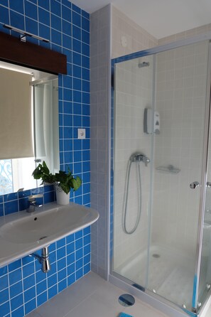 Bathtub, free toiletries, hair dryer, bathrobes