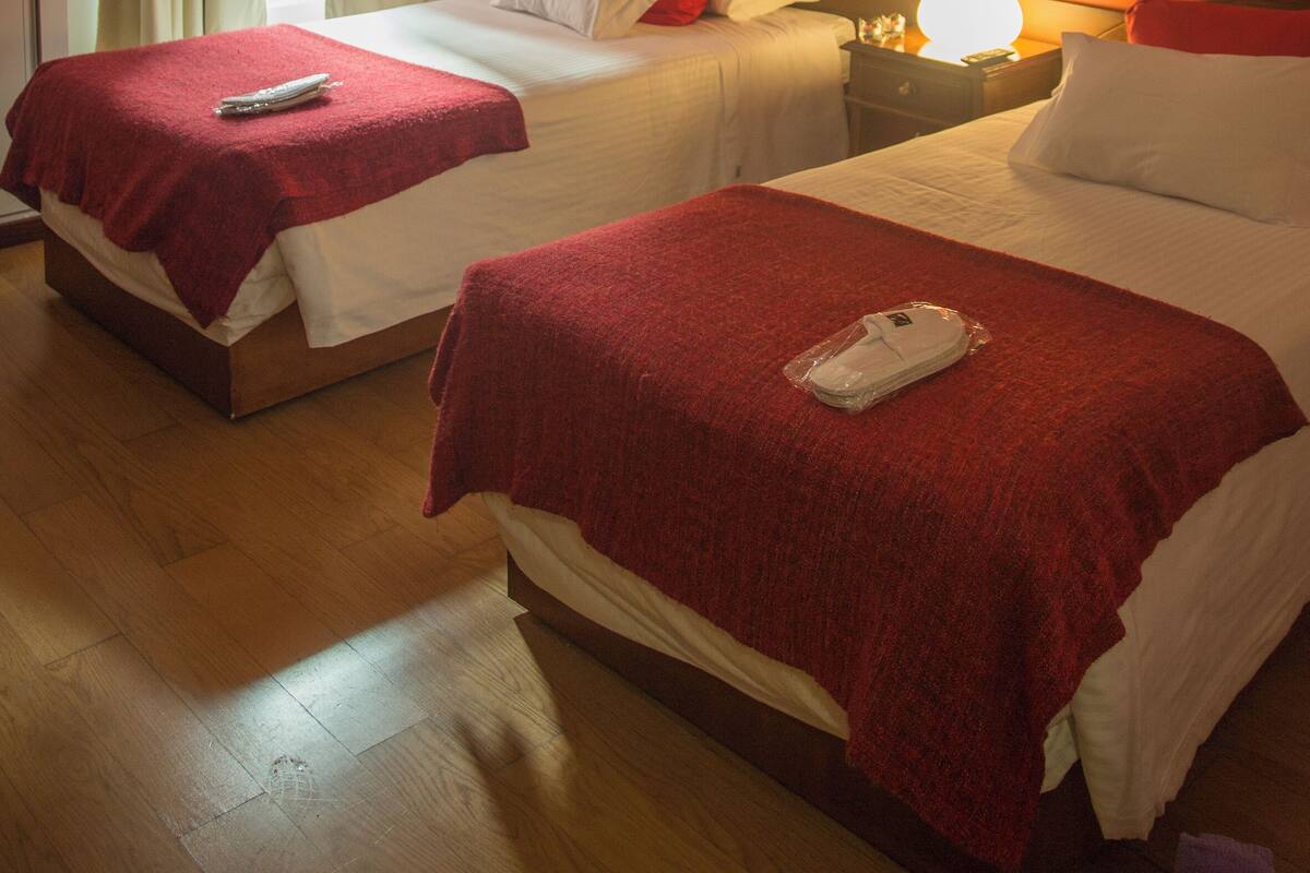 Baignoire, articles de toilette gratuits, sĂšche-cheveux, peignoirs