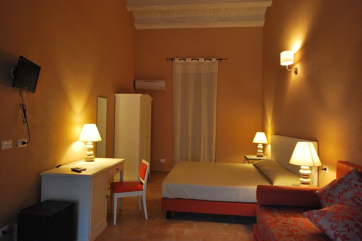 Minibar, bureau, lits bébé (en supplément), lits pliants/supplémentaires