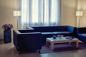 Televisión de 22 pulgadas con canales vía satélite y reproductor de DVD 