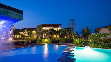 Una piscina al aire libre