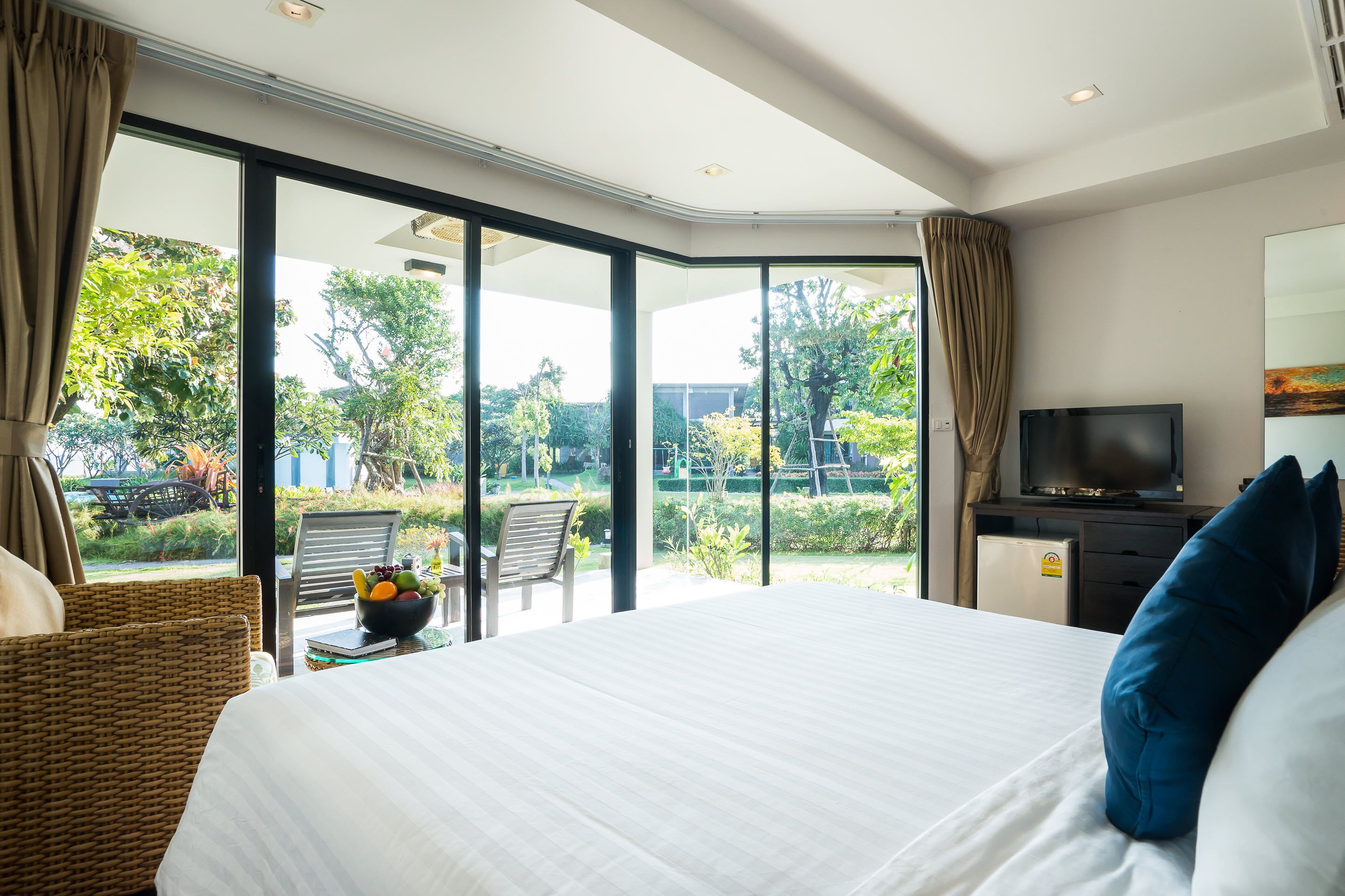 premium room | 1 bedroom, in-room safe, desk, free wifi