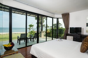 Beachfront Villa | Een kluis op de kamer, een bureau, gratis wifi, beddengoed
