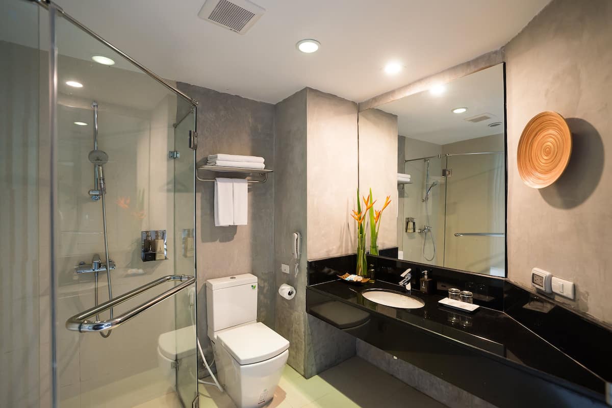 deluxe room, garden view | bathroom | shower, rainfall showerhead, free toiletries, hair dryer