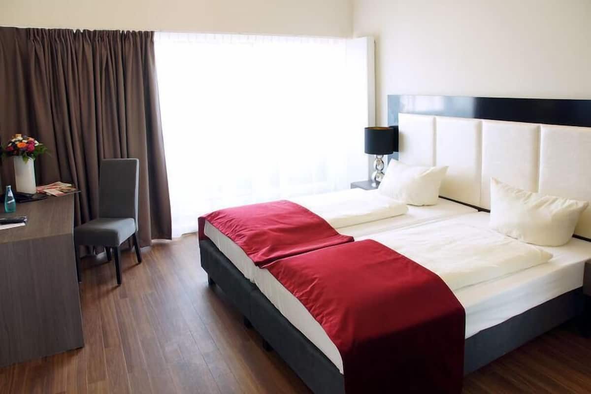 Standaard kamer, 1 twee- of 2 eenpersoonsbedden | Een minibar, een kluis op de kamer, een bureau, gratis babybedden