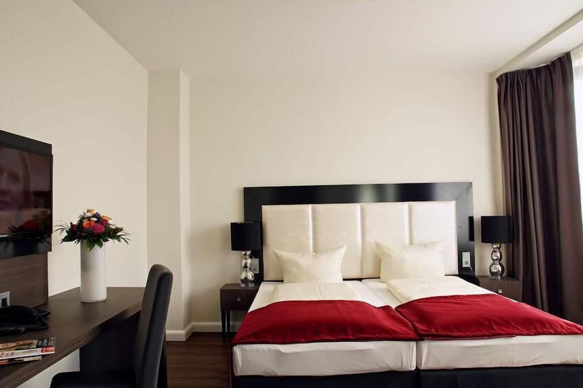 Een minibar, een kluis op de kamer, een bureau, gratis babybedden