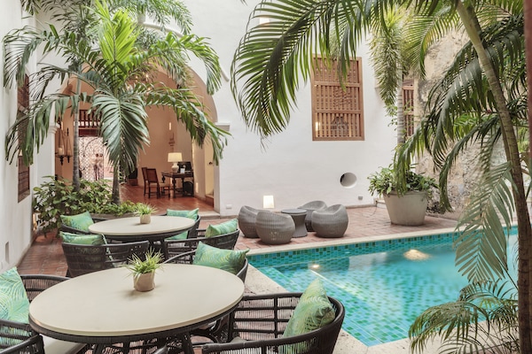 Una piscina al aire libre, tumbonas