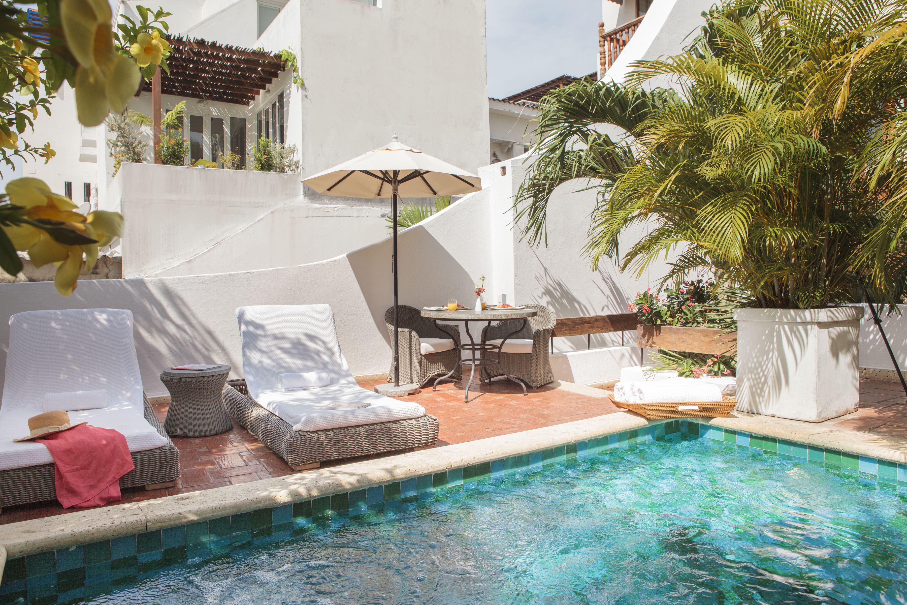 Premium-Zimmer, Whirlpool, Gartenblick | Außenpool | Außenpool, Liegestühle