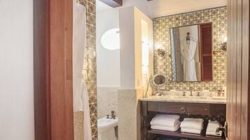 Dutxa, articles de tocador de disseny, assecador de cabells i barnussos