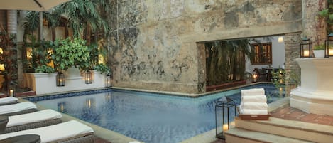 Kolam renang terbuka, kerusi lepak pantai