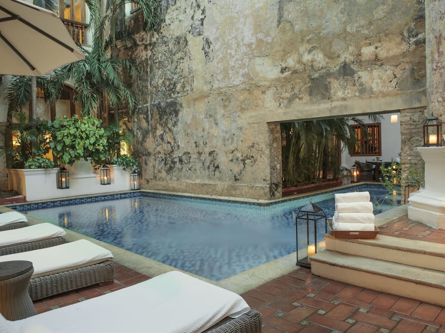 Piscine extérieure, chaises longues