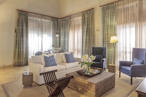 32-inch flat-screen TV with premium TV channels, TV, DVD player - Hotel Casa San Agustin (Cartagena)