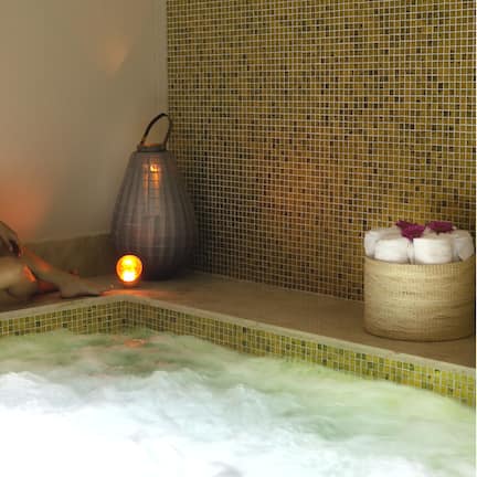 Hot tub, facials, 3 treatment rooms, manicures and pedicures, massages
