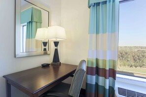 Caixa forta a l'habitació, escriptori i cortines opaques 