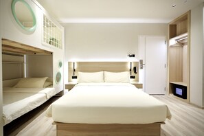 Premier Quadruple Room, Multiple Beds, Bathtub