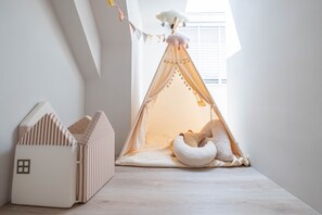 Family Studio Suite, Multiple Beds | In-room safe, desk, soundproofing, iron/ironing board - Rest Bugis Hotel (Singapore)