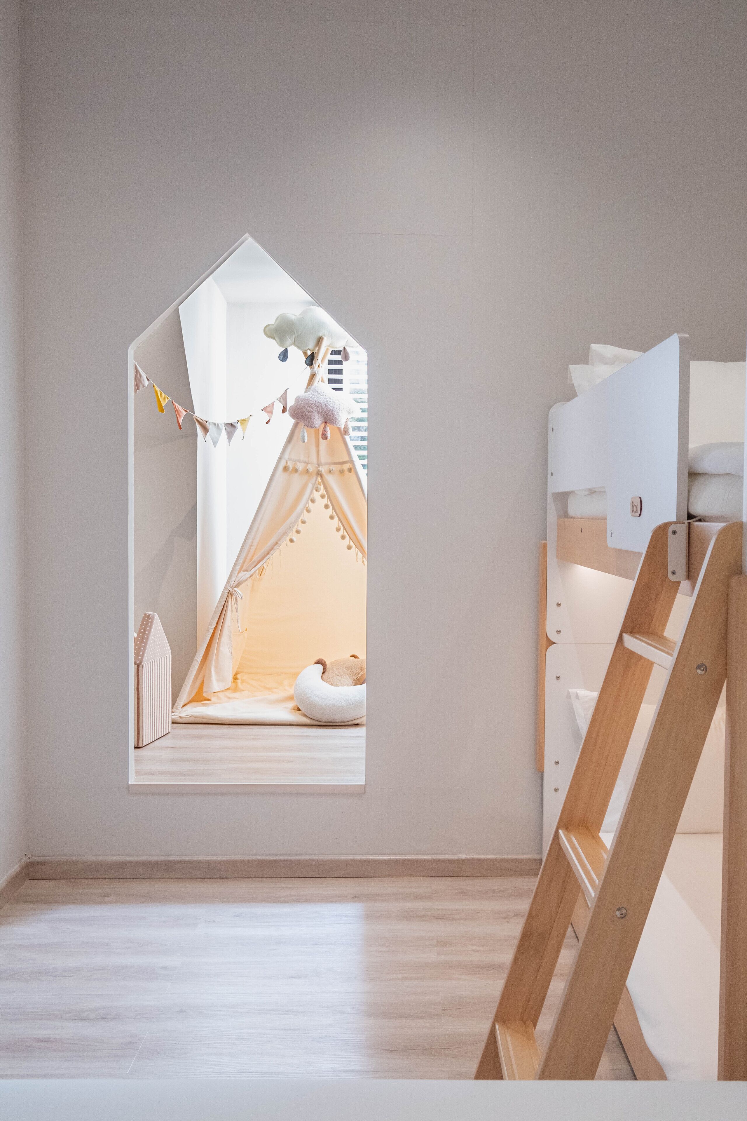 Perhestudiosviitti, useita sänkyjä | Tallelokero huoneessa, työpöytä, äänieristys, silitysrauta/-lauta