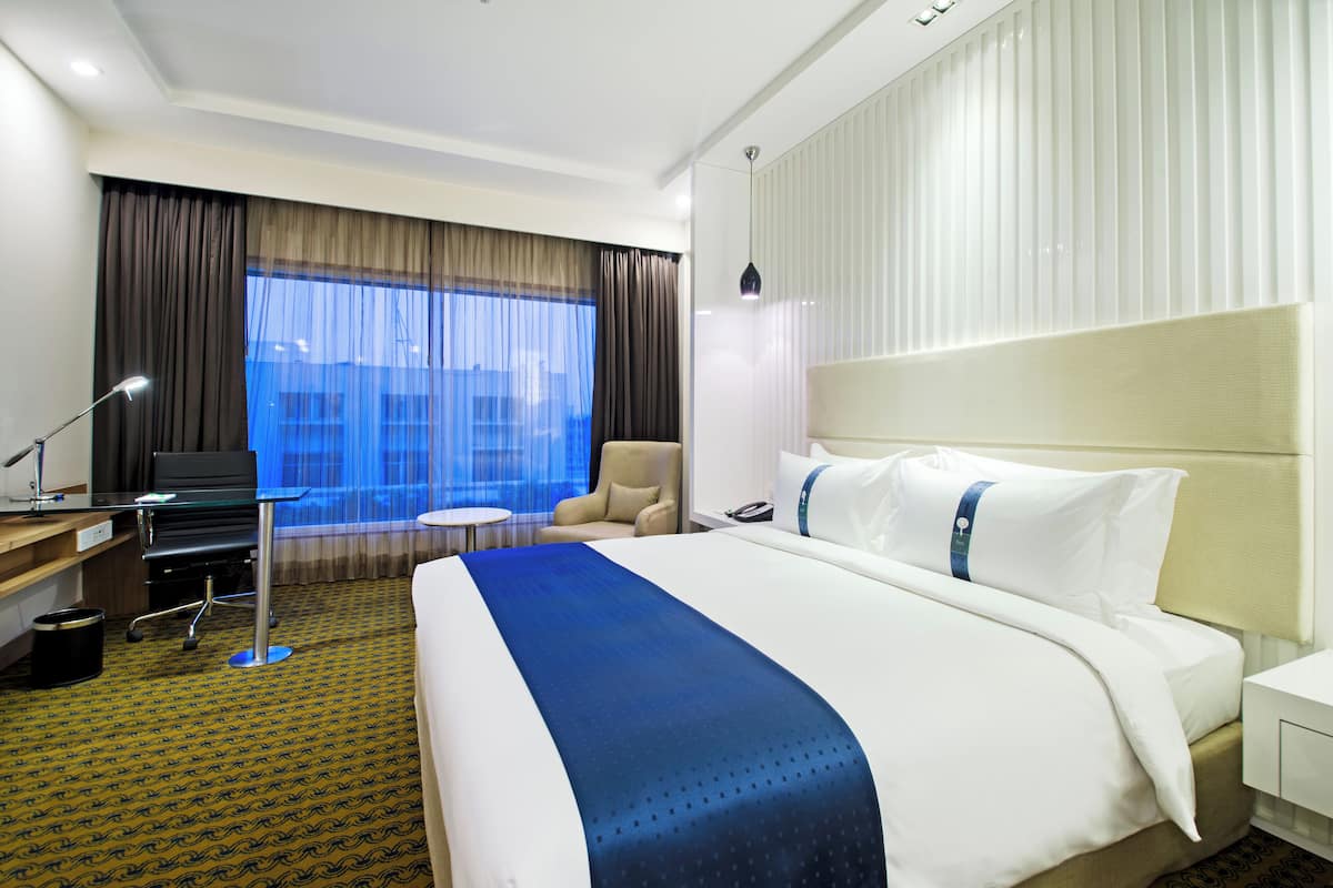 Peralatan tempat tidur premium, bar mini, peti besi dalam bilik, meja 