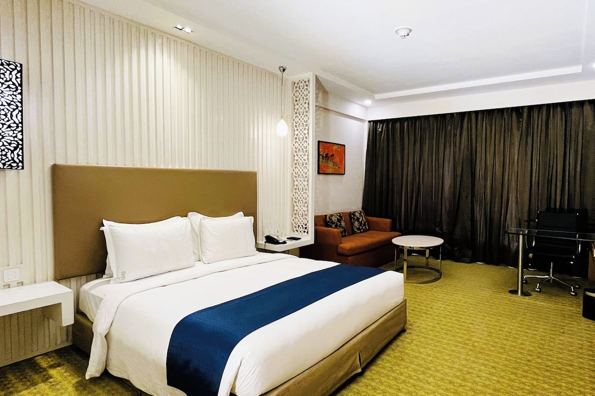 Peralatan tempat tidur premium, bar mini, peti besi dalam bilik, meja 