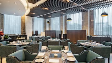 2 restaurants; breakfast, lunch and dinner served