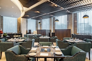 2 restaurants; breakfast, lunch, and dinner served - Holiday Inn Amritsar Ranjit Avenue by IHG (Amritsar)