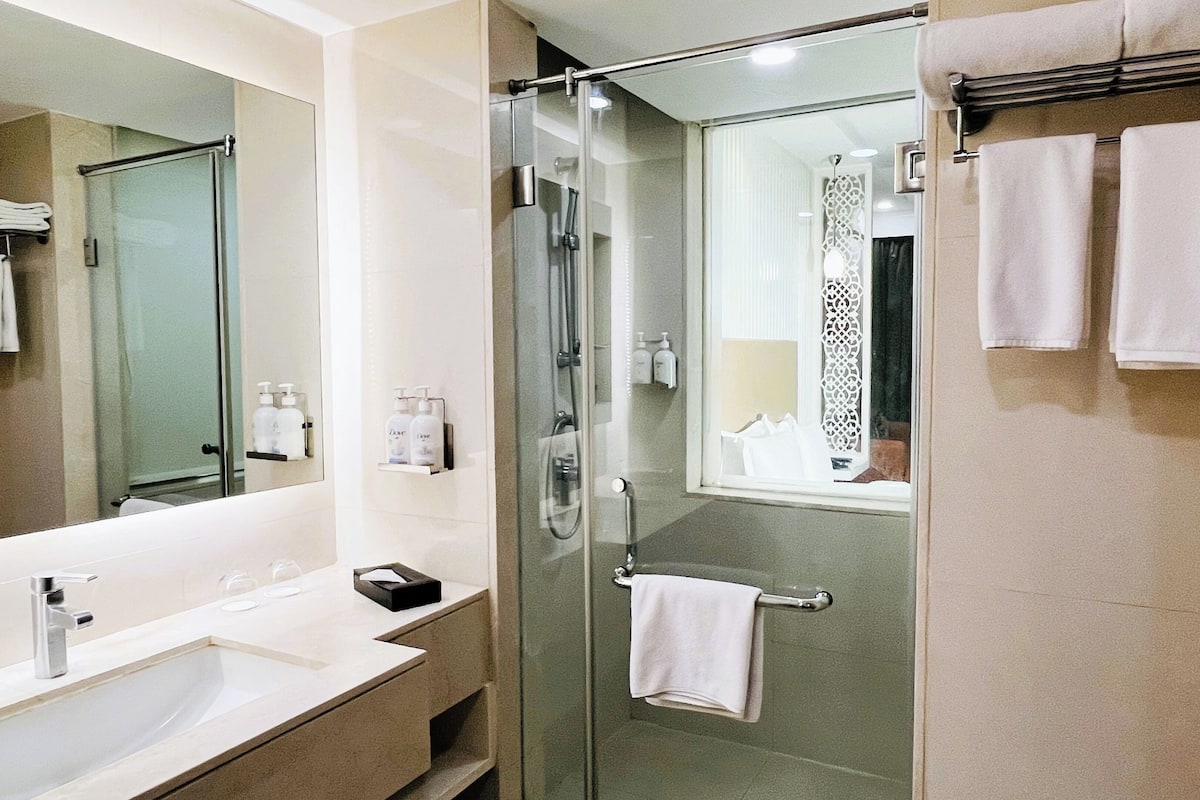 Douche, sĂšche-cheveux, peignoirs, chaussons