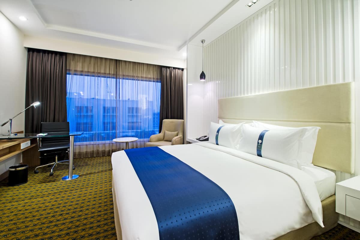 Peralatan tempat tidur premium, bar mini, peti besi dalam bilik, meja 