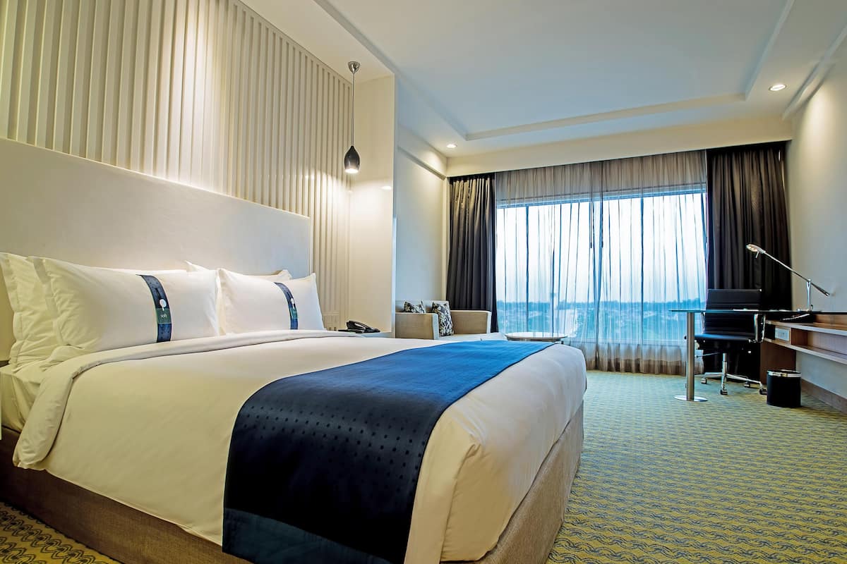 Peralatan tempat tidur premium, bar mini, peti besi dalam bilik, meja 