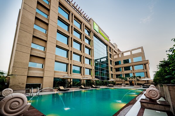 Un hôtel doté d’une piscine, de plusieurs étages et d’une architecture moderne.